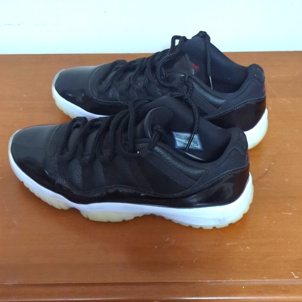 Nike Air Jordan 11 Retro Low 72-10 Mens size 11.5